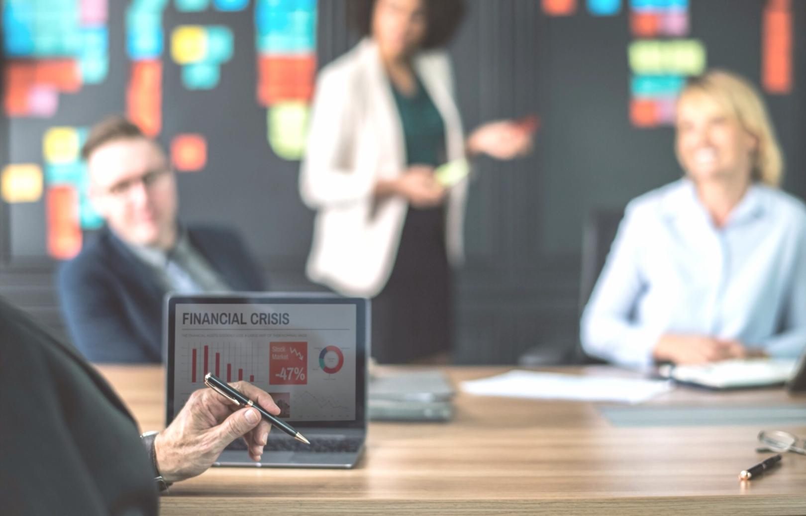 Equipo de serathuvinolmexiq trabajando en análisis financiero